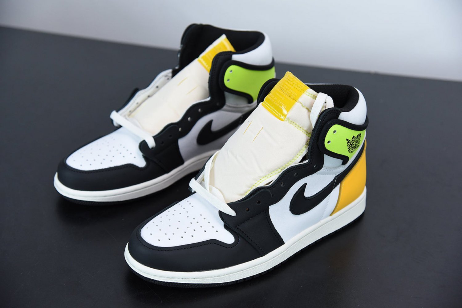 Jordan 1 Retro High White Black Volt University Gold_1