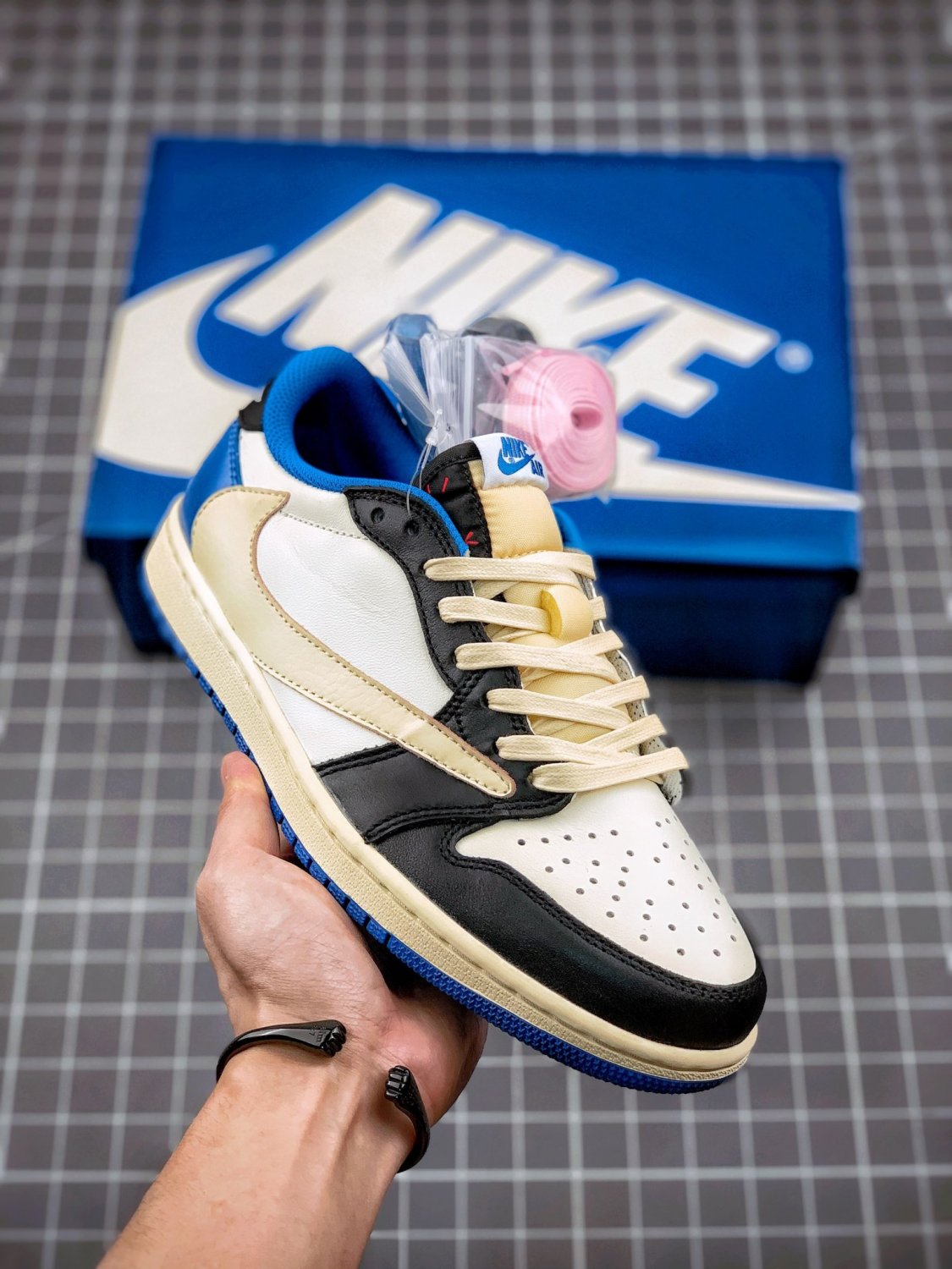 Jordan 1 Retro Low OG SP Fragment x Travis Scott_2