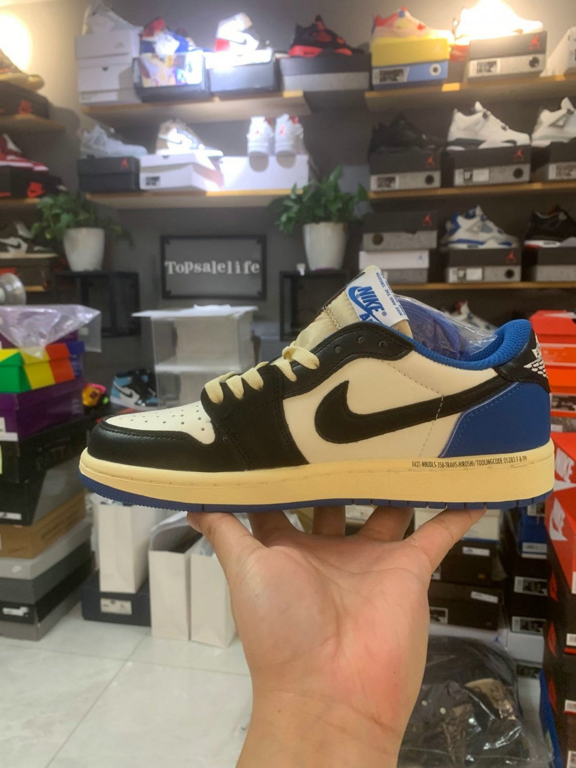 Jordan 1 Retro Low OG SP Fragment x Travis Scott_3