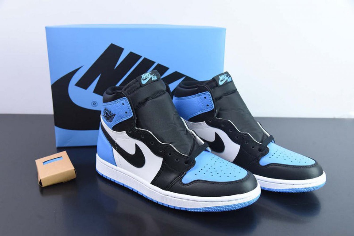 Nike Air Jordan 1 Retro High OG UNC Toe_1