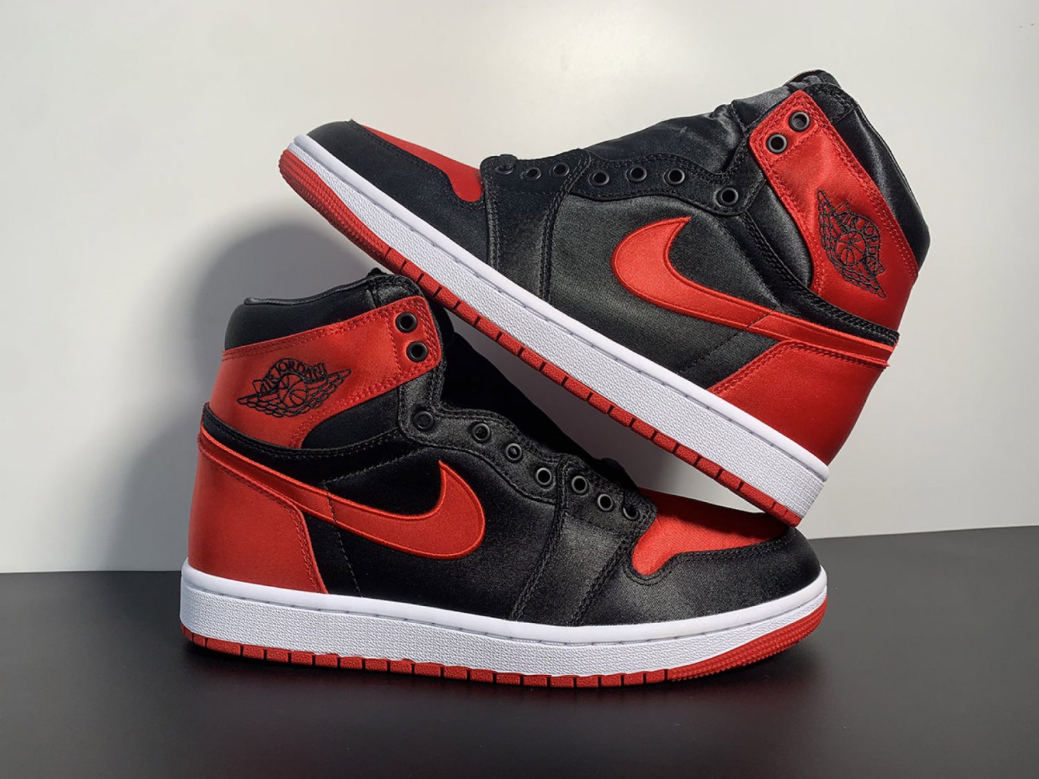 Nike Air Jordan 1 Retro High OG Satin Bred_1