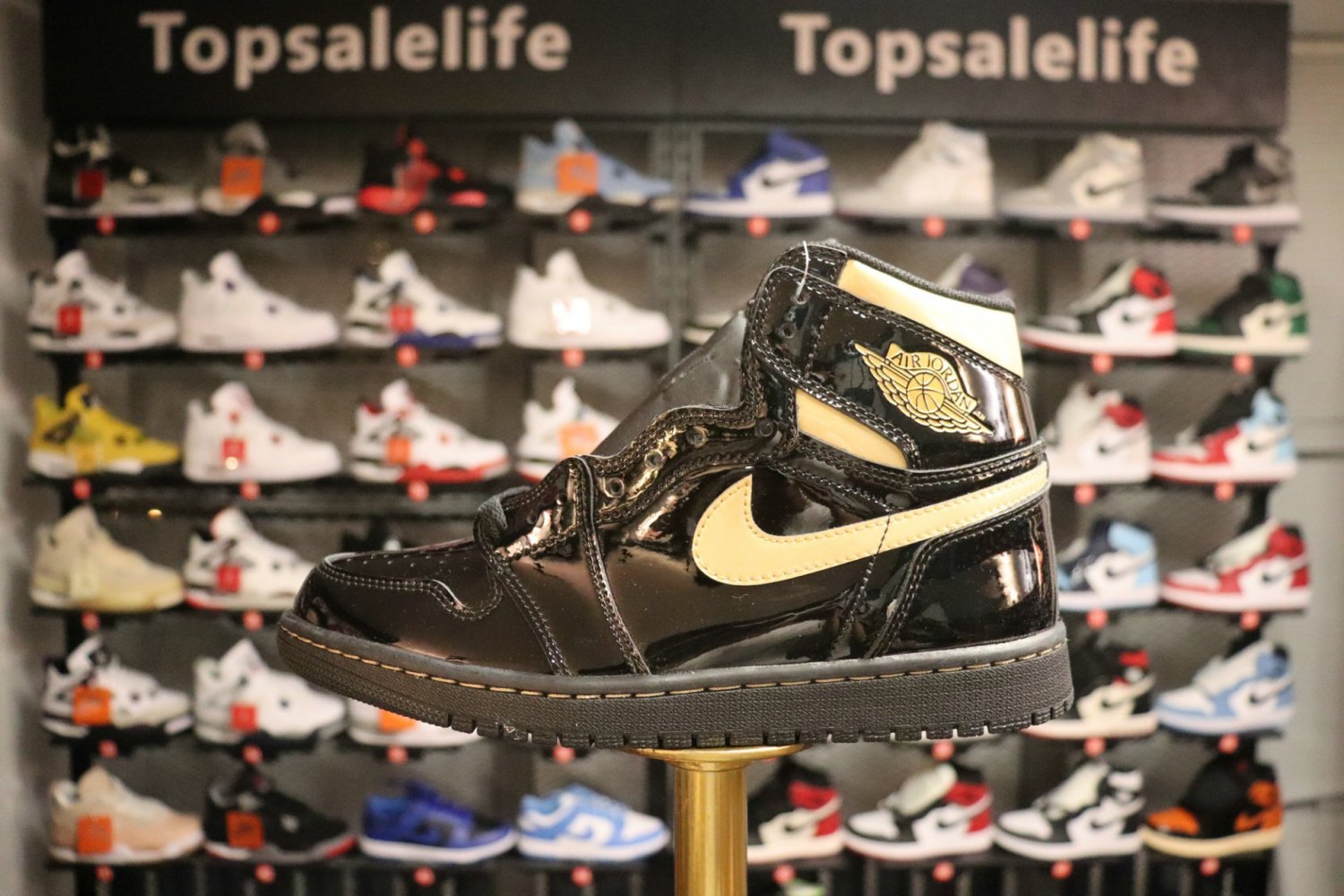 Nike Air Jordan 1 Retro High OG 'Black Metallic Gold'