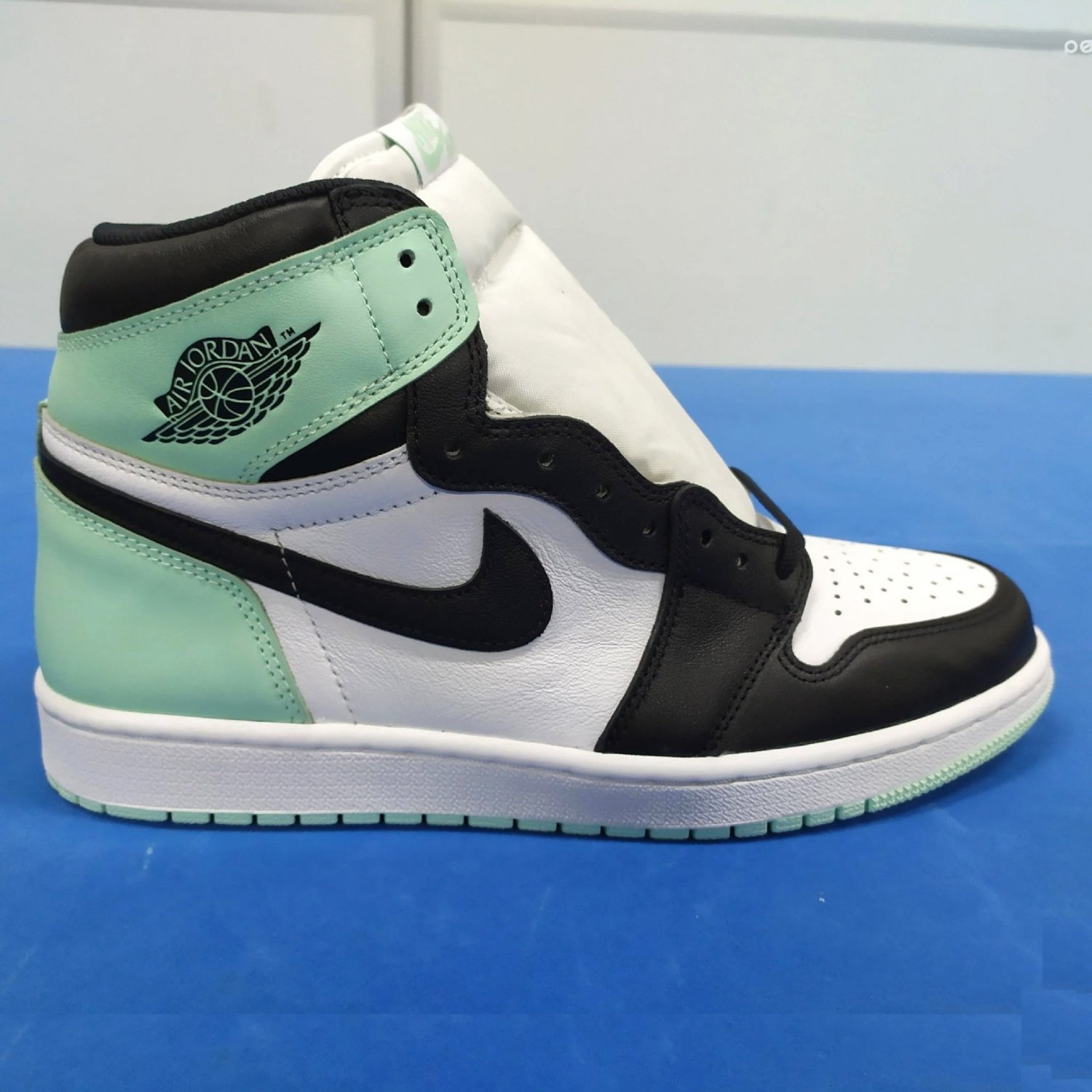 Air Jordan 1 Retro High  Igloo