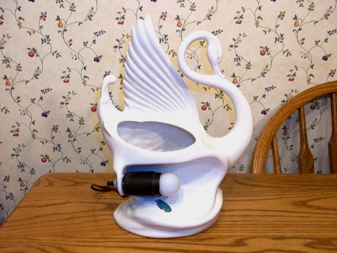 Maddux 1959 White Swan TV Lamp Planter