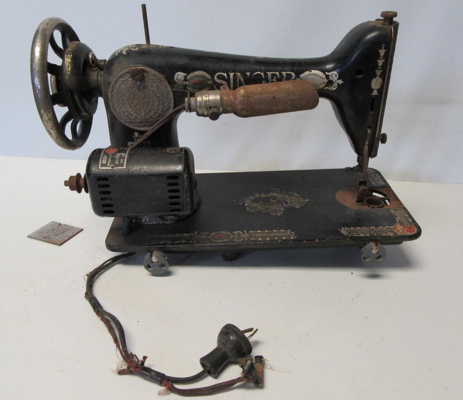Electric SINGER SEWING MACHINE MODEL 66 "RED EYE" FOR PARTS/RESTORATION