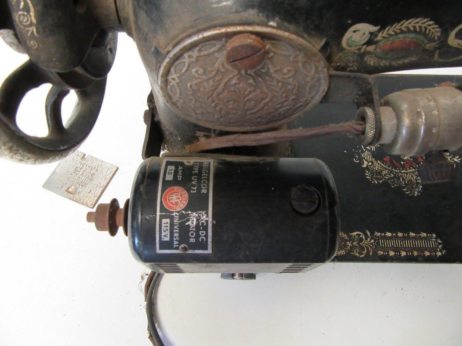 Electric SINGER SEWING MACHINE MODEL 66 "RED EYE" FOR PARTS/RESTORATION Dirty