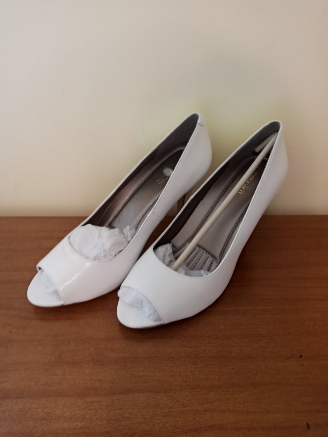 Easy Spirit Keimi Peep Toe Pumps White 9.5M - NEW in box