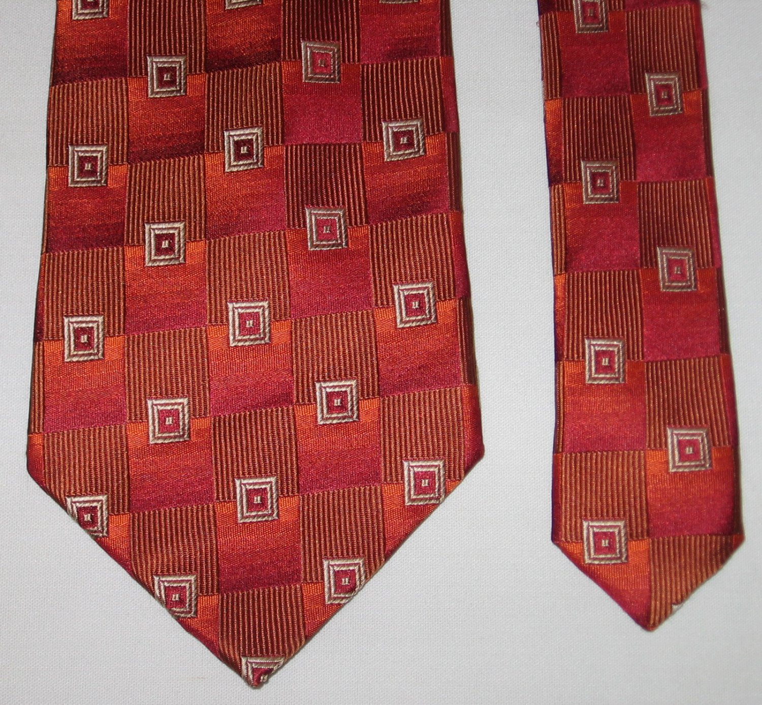 UOMO VENETTO Mens Silk Tie Necktie Red Orange Brown Geometric Design