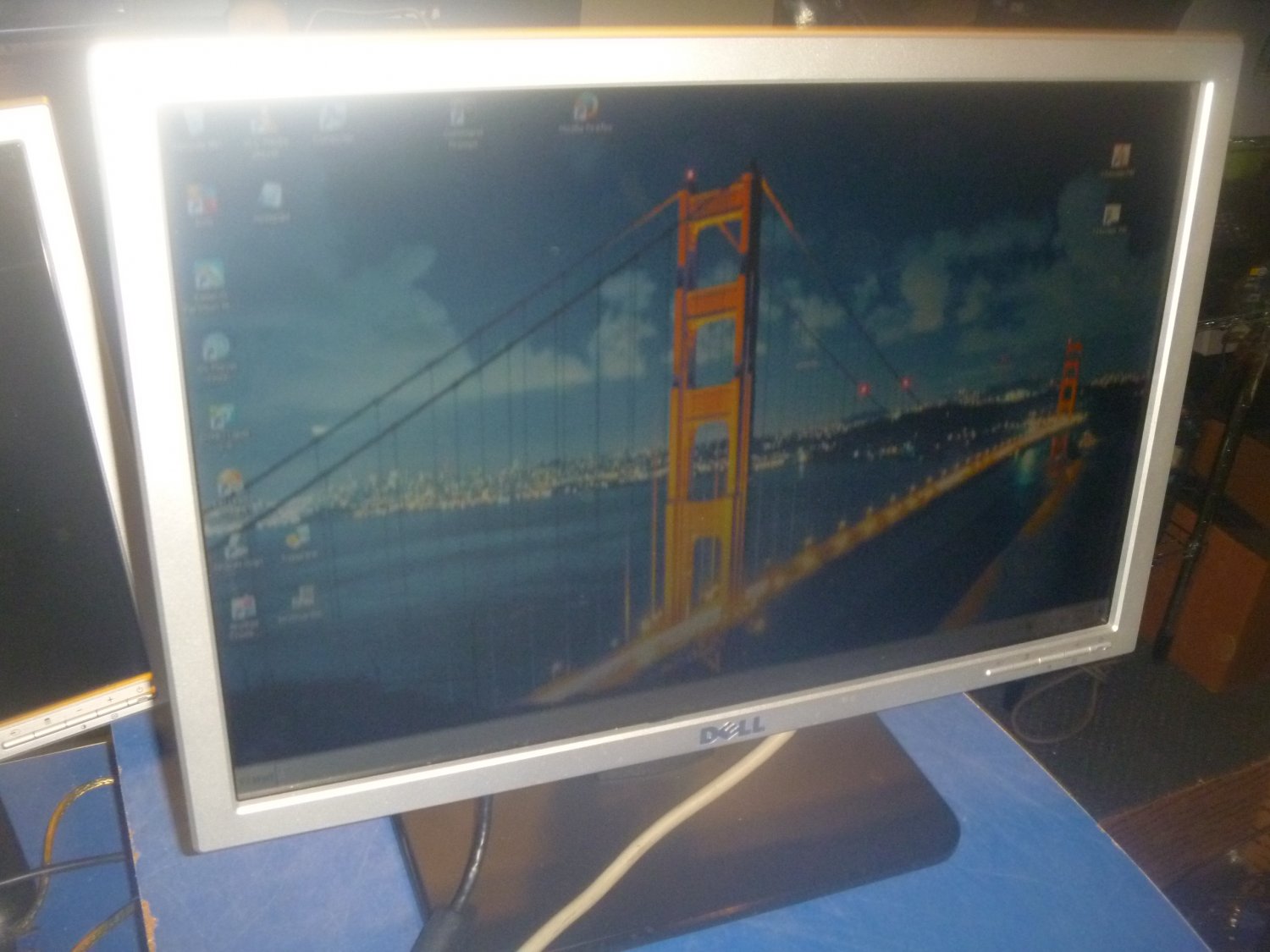 Dell    19" LCD Monitor   DVI,VGA  Widescreen, Silver