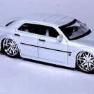 RARE LUXURY KEY CHAIN WHITE CHRYSLER 300C HEMI CUSTOM CUSTOM Ltd GREAT GIFT