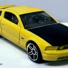 ������������RARE KEYCHAIN YELLOW BLACK FORD MUSTANG GT CUSTOM Ltd EDITION GREAT GIFT������������