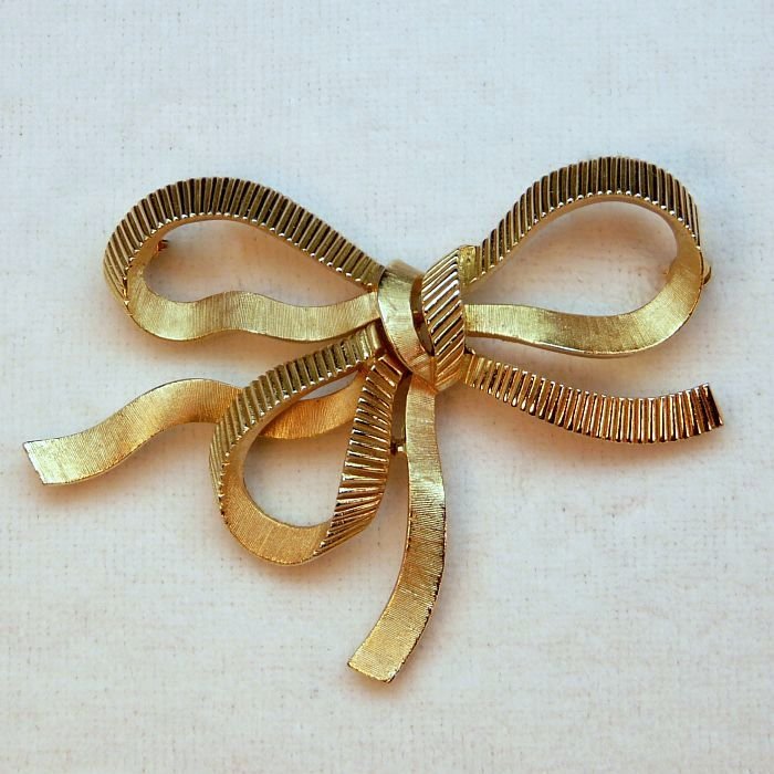 vtg Trifari bow brooch pin gold tone