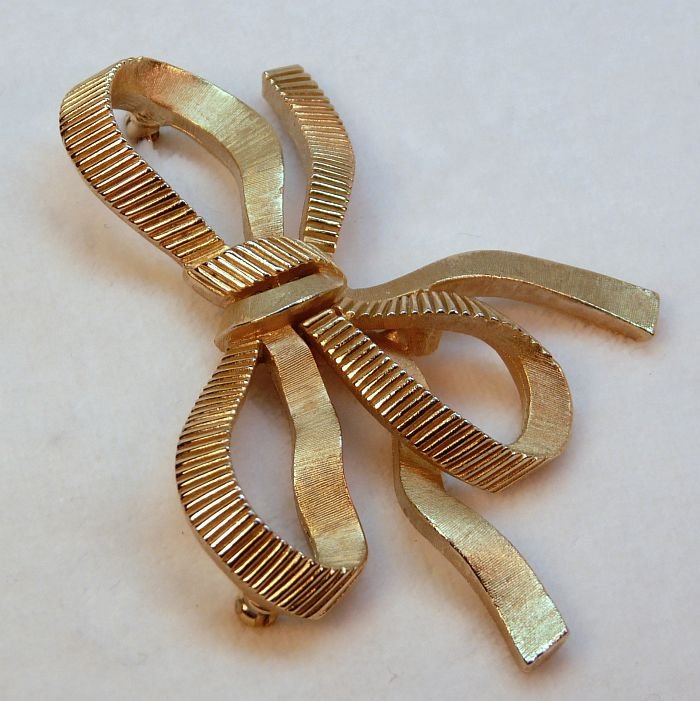 vtg Trifari bow brooch pin gold tone