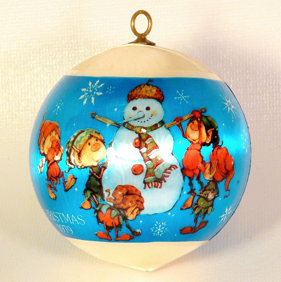vtg elves building snowman ornament christmas designers collection wwa 1979 satin ball - Christmas Designers vtg elves building snowman ornament christmas designers collection wwa 1979 satin ball - Christmas Designers