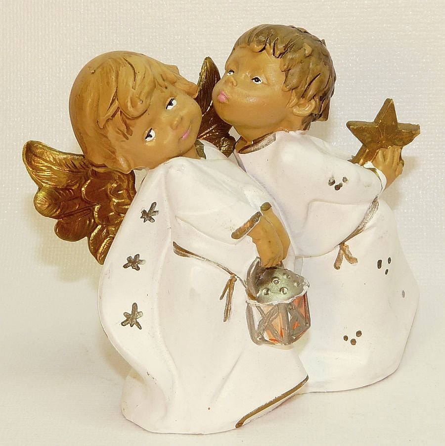 Kissing angels figurine Italy 4983 resin reluctant