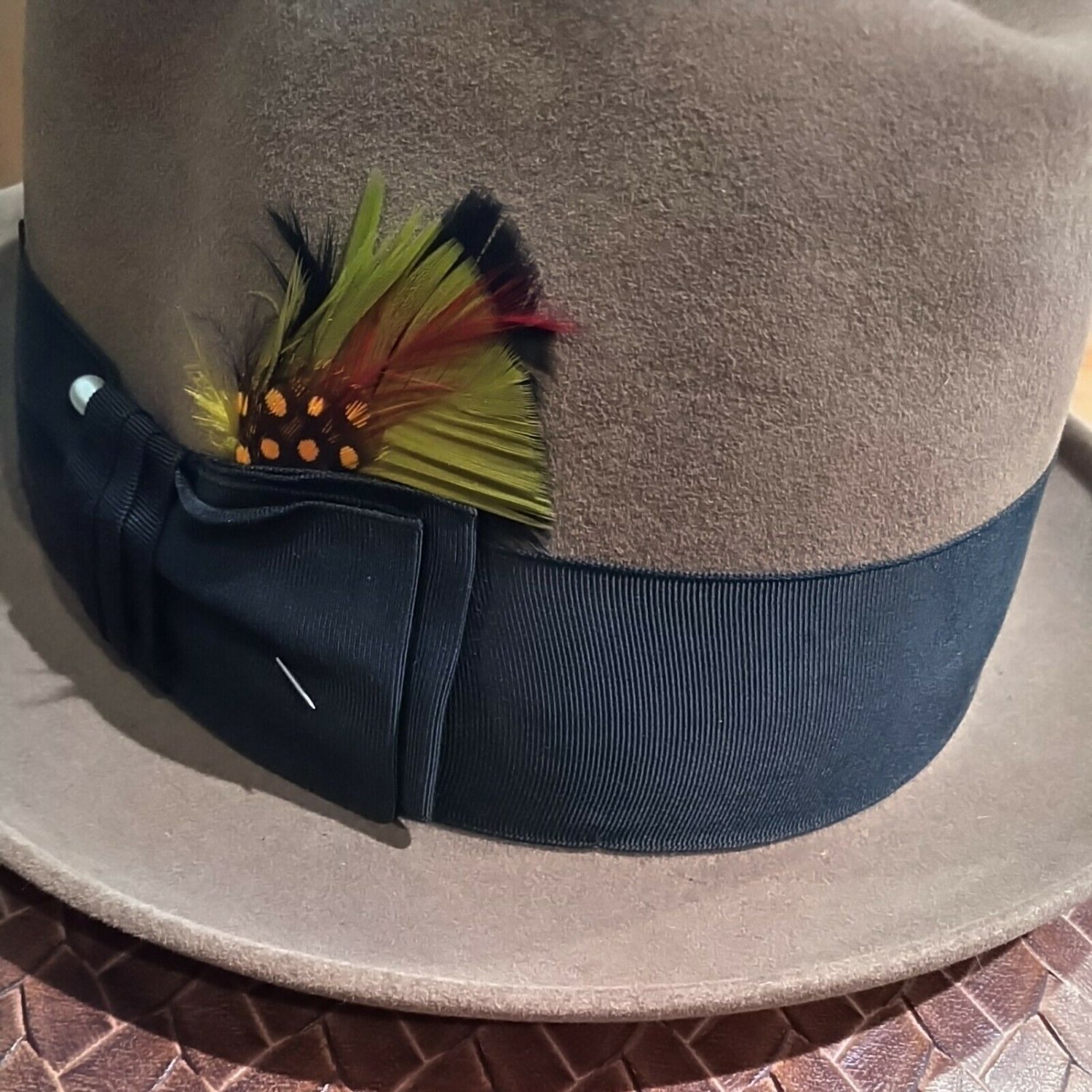 Beige mens Dobbs Fifth Avenue Vintage Hat Fedora Bowler Carmody 7 1/4 Feather