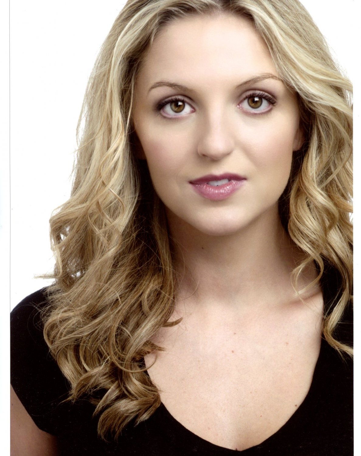 Maude Hirst 8x10 glossy photo #W6738