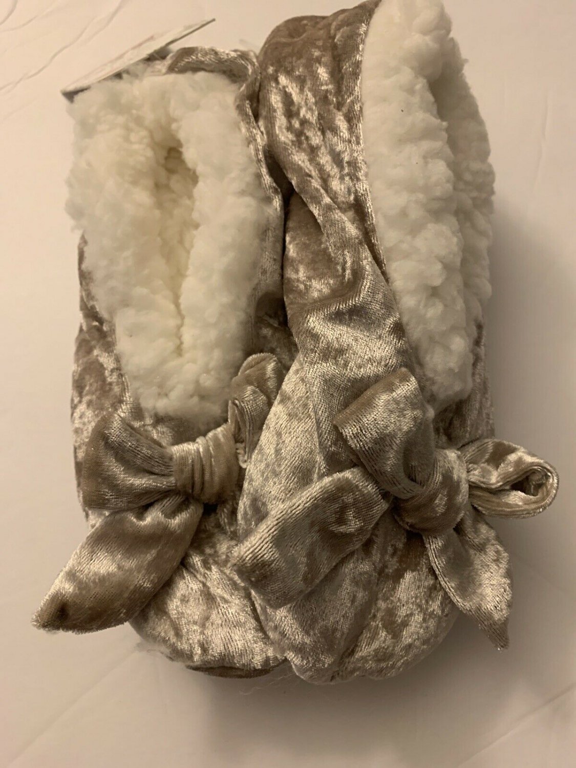 NWT Sherpa Lined Cozies Champagne Slippers with Bows Women's S/M (6-7.5)