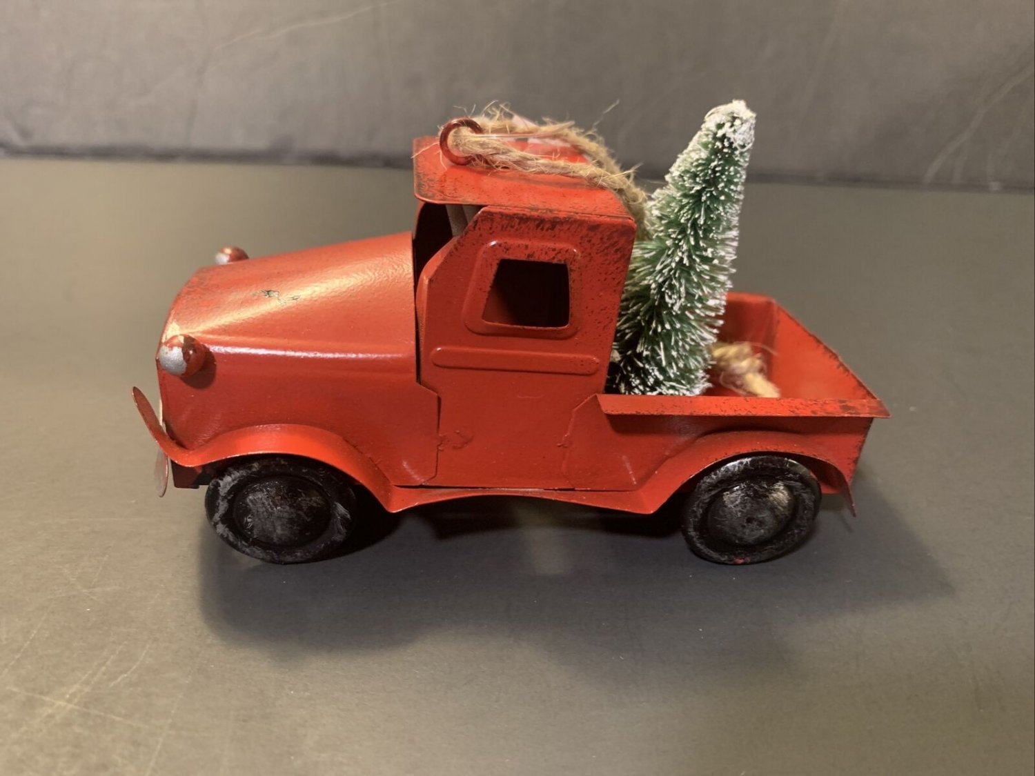 RED TIN TRUCK W/ CHRISTMAS TREE VTG STYLE ORNAMENT. 4&acirc;��x 2" new w/tag
