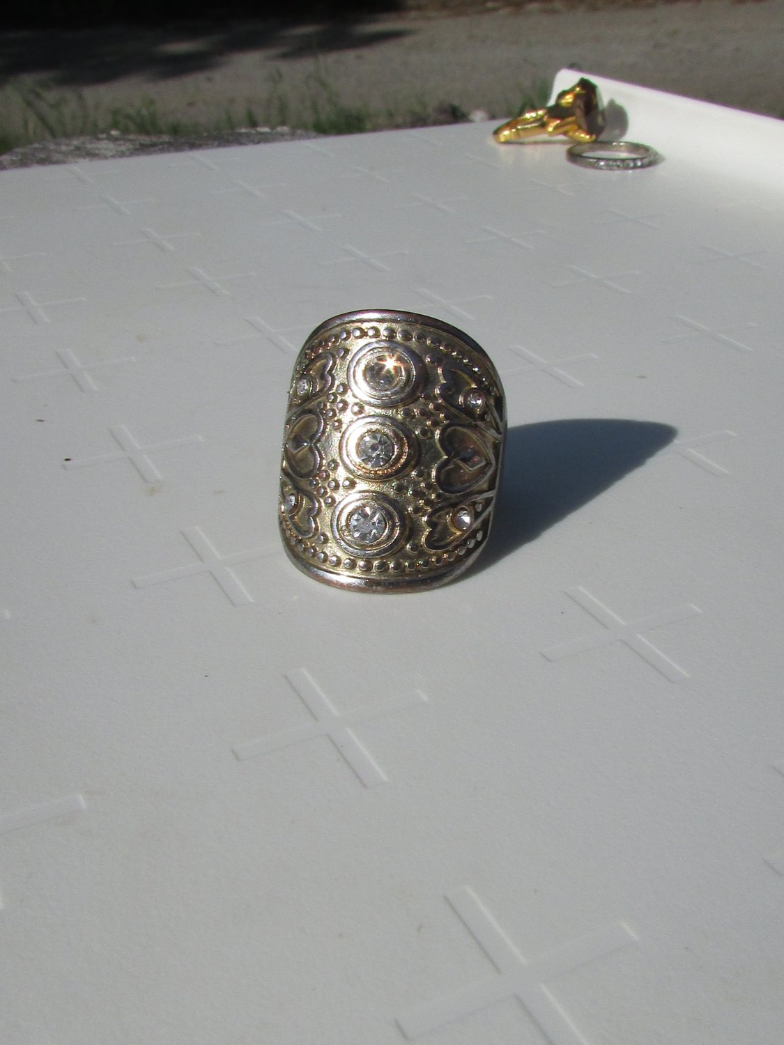 Knuckle Ring, no diamonds or silver....