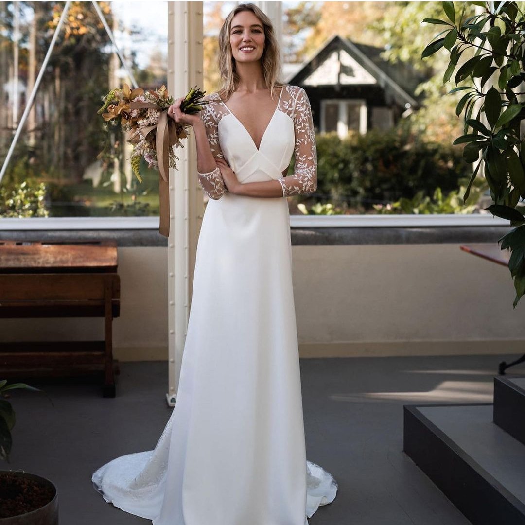 Long Sleeve Wedding Dress Beach Simple V-Neck Floor Length Court Train Backless Bridal Gowns