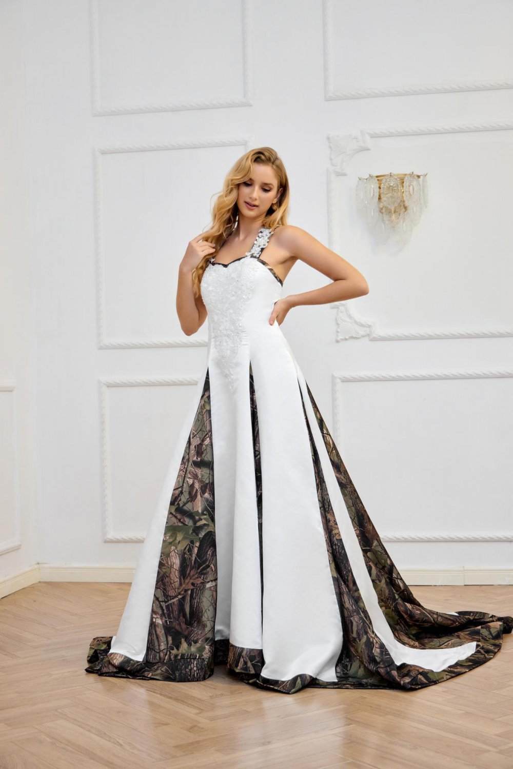 Boho Wedding Dress A Line Halter Neck Back Lace Appliqued Country Camouflage Bridal Dress