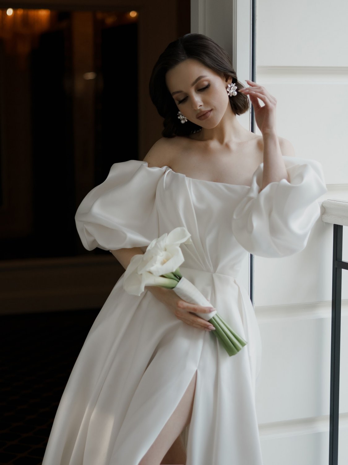 A-Line Sexy Wedding Dress Puff Sleeves Open Back Off-Shoulder Bride Gown