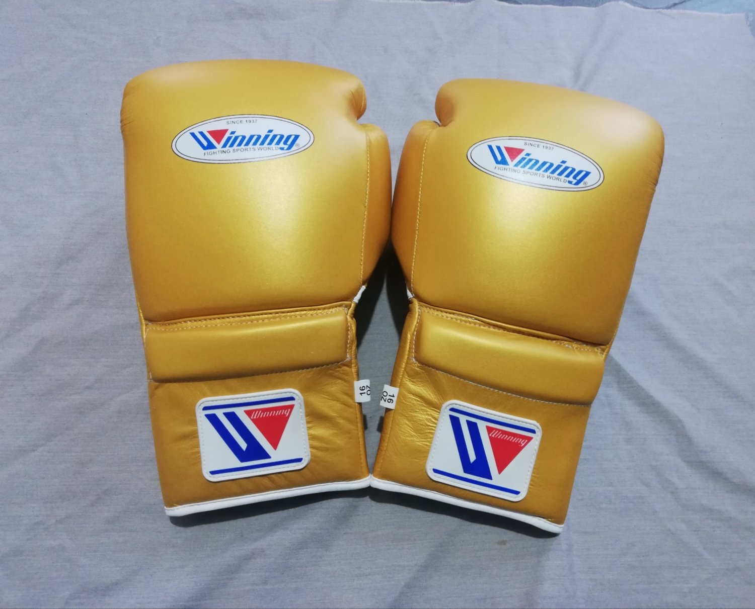 Winning Boxing gloves Lace up 14oz Golden