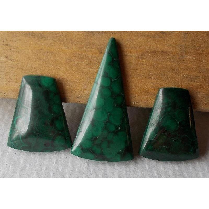 Malachite cabochon, keystone set