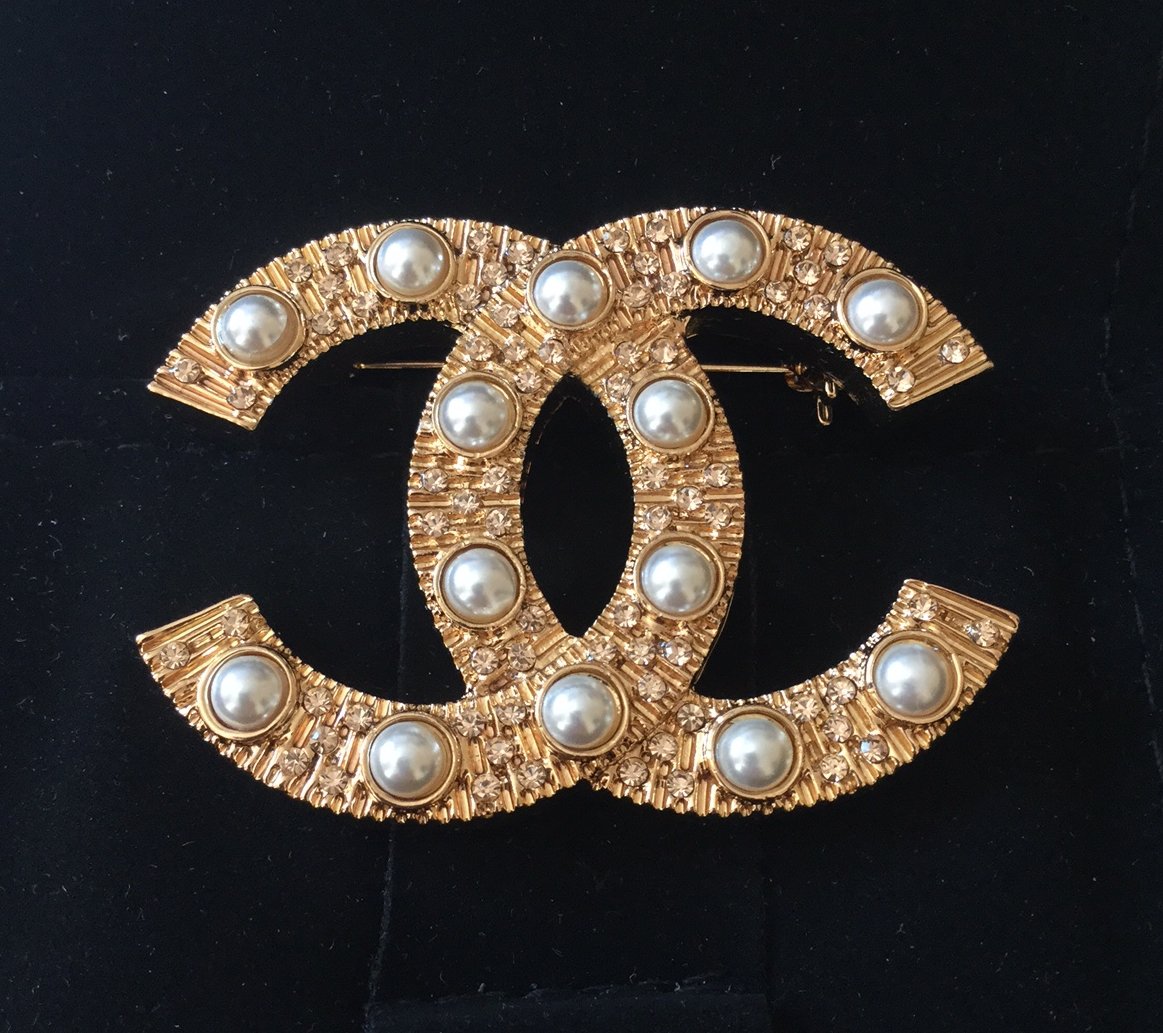 CHANEL CLASSIC Pearl Crystal Fashion Brooch Pin GOLD Hollow CC Authentic NIB