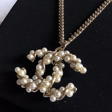 CHANEL Pearl Twisted CC Pendant Gold Metal Chain Necklace Hallmark NIB
