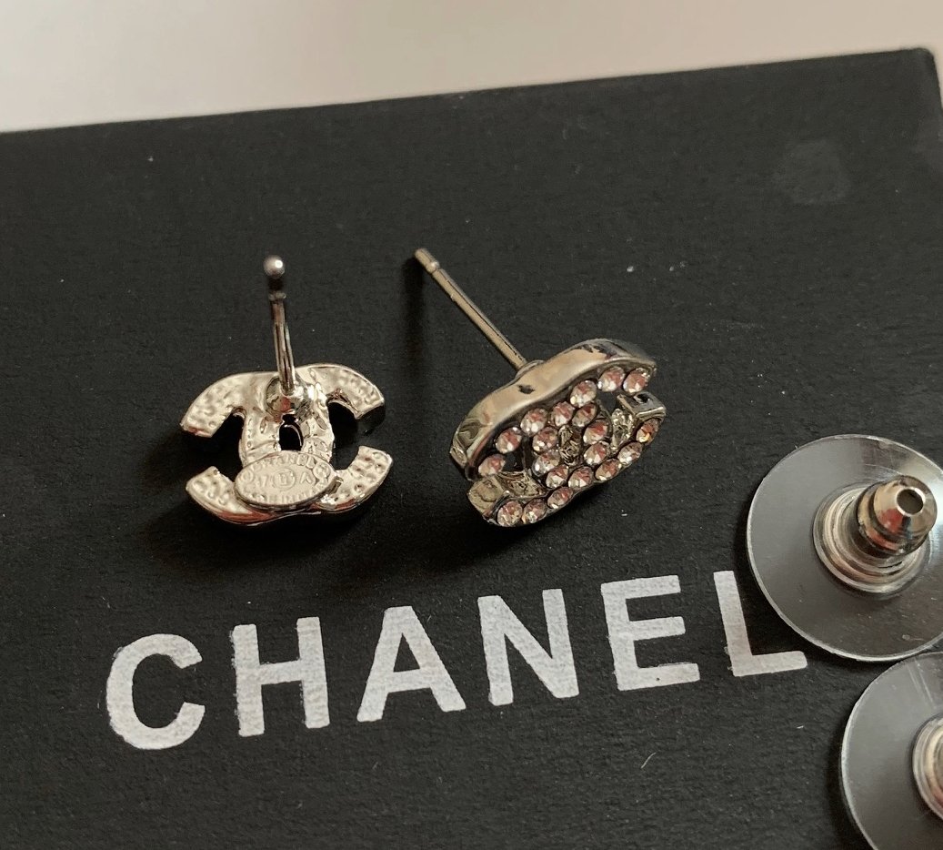 regisseur beest roman CHANEL CC Mini Silver Crystal Stud Earrings Pierced Classic Style NIB