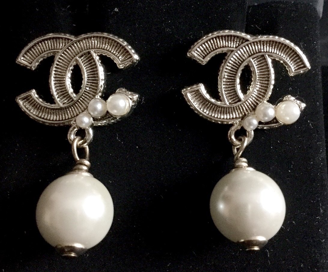 CHANEL Pearl Drop Pale Gold Metal Dangle Earrings HALLMARK Authentic