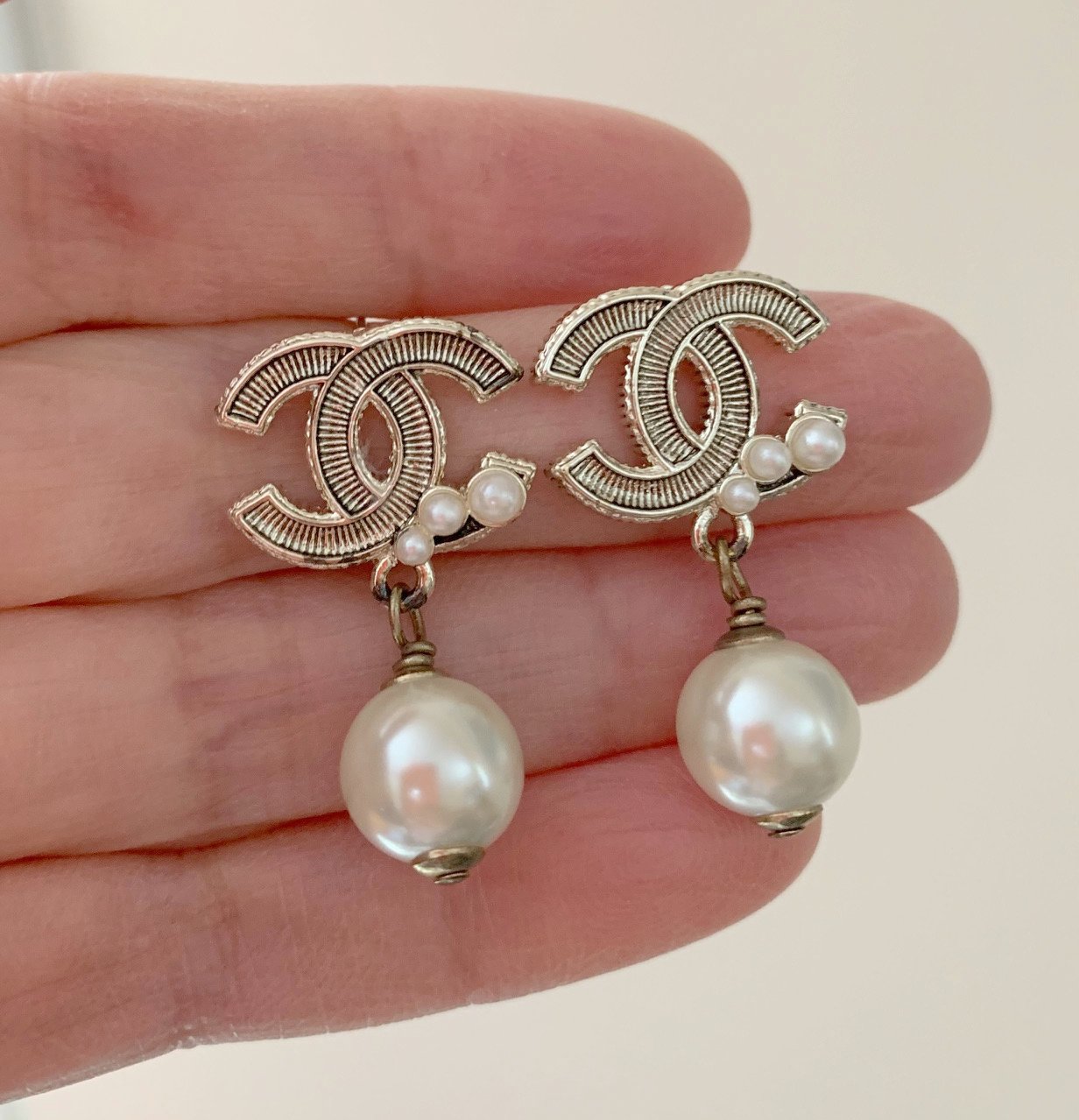 CHANEL Pearl Drop Pale Gold Metal Dangle Earrings HALLMARK Authentic