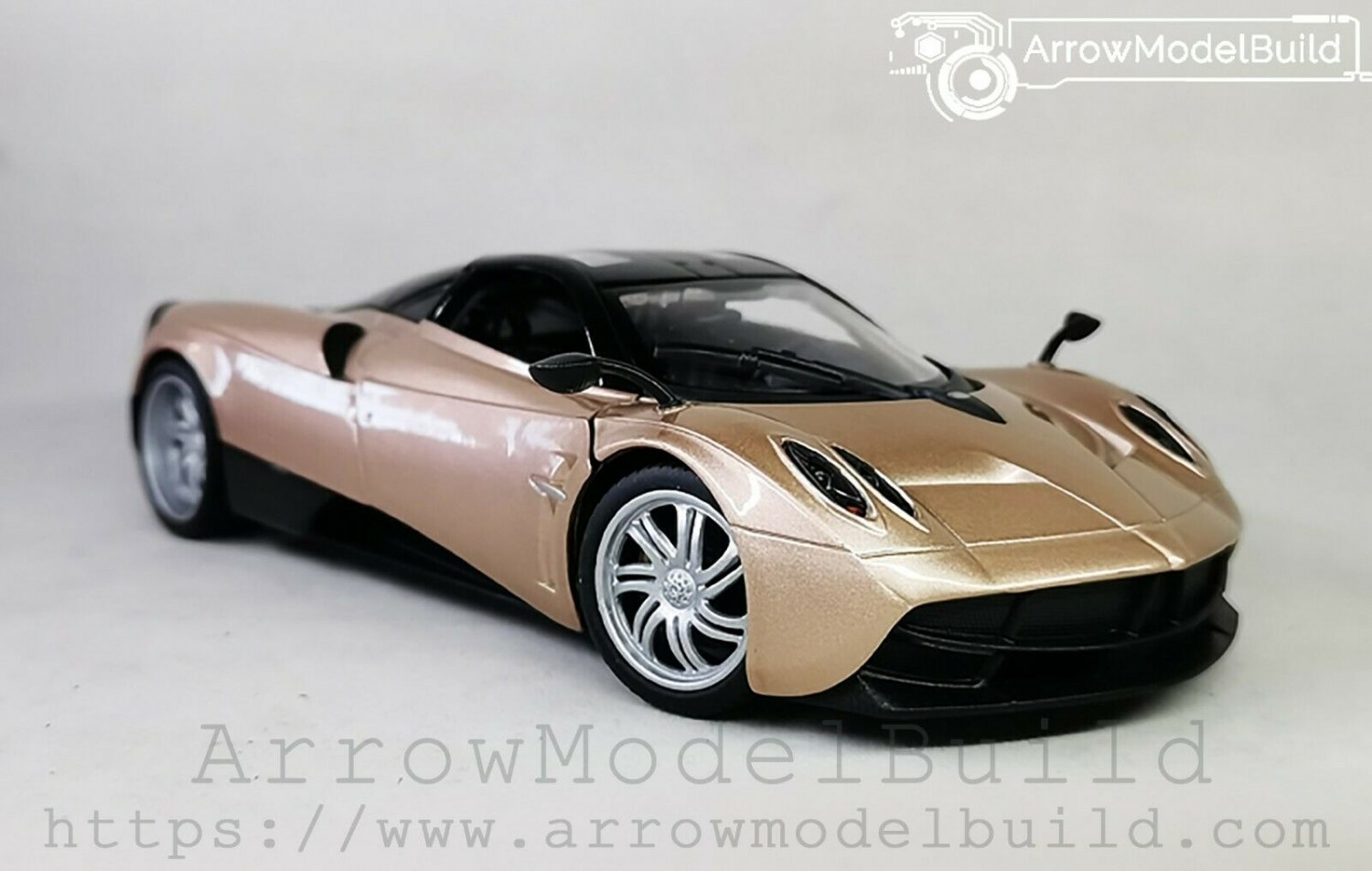 ArrowModelBuild Pagani Hyuara (Luangsha Golden) Built & Painted 1/24 Model Kit