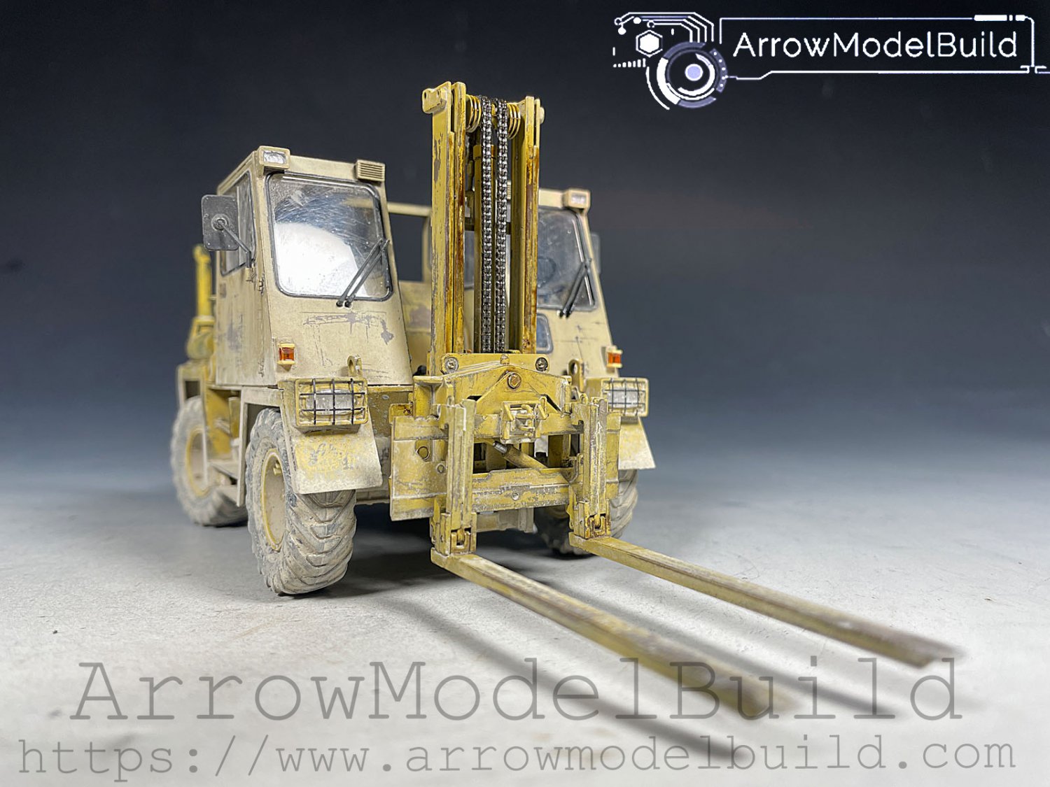 ArrowModelBuild Forklift Built & Painted 1/35 Model Kit
