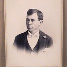 CDV CHICAGO MAN IN SUIT BOW TIE FLOWER STEVENS ART STUDIO PORTRAIT PHOTO 1880s