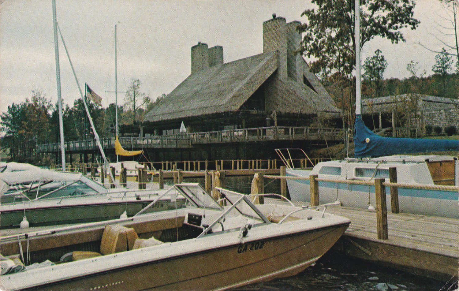 Vintage LAKE ARROWHEAD COUNTRY CLUB, BOAT DOCK WALESKA GEORGIA Postcard