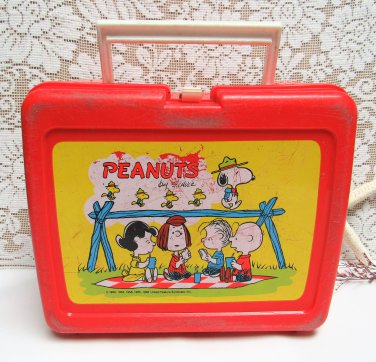 Peanuts Gang around camp fire Yellow Plastic Lunch Box