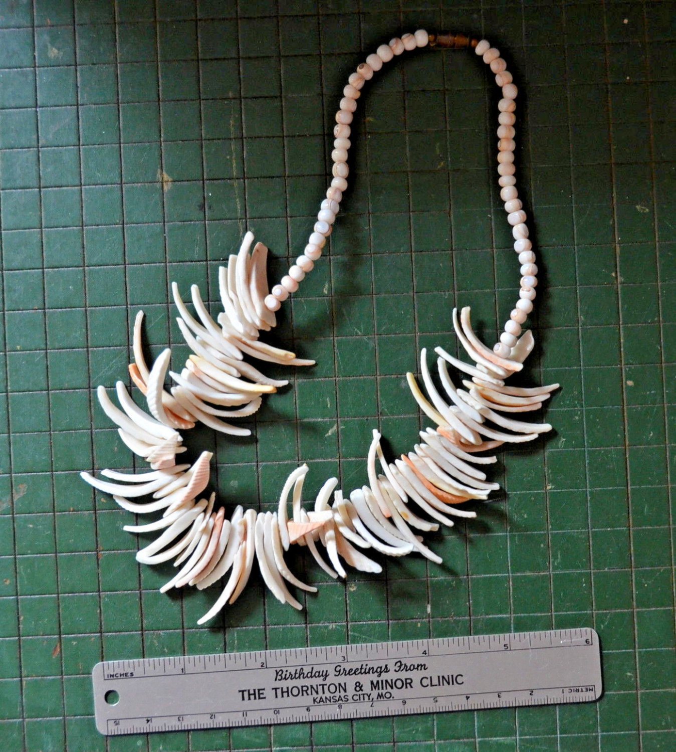 vintage super chunky shell collar necklace off white salmon peach spiky