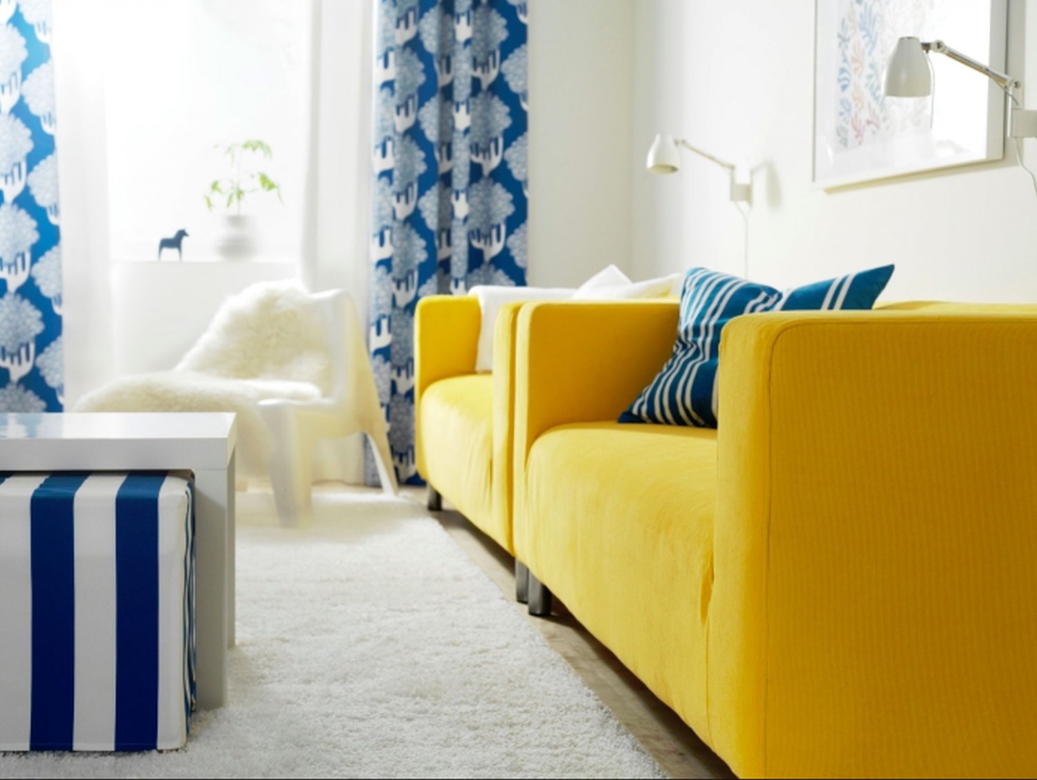 Синий диван и желтые шторы