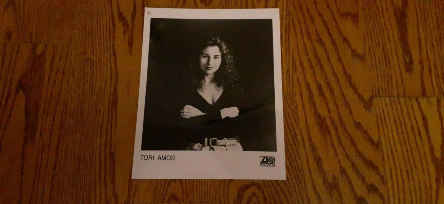1.TORI AMOS PROMOTIONAL GLOSSY BLACK AND WHITE PRESS KIT PHOTO 8 X 10 INCHES!!