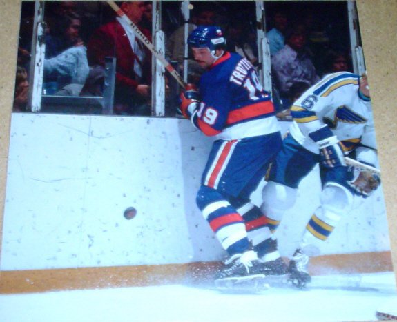 NEW YORK ISLANDERS BRYAN TROTTIER LARGE COLOR PINUP PHOTO