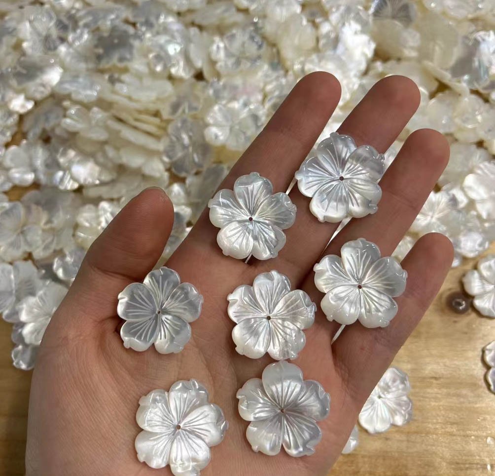 20pcs Natural pearl Shell jewelry 10mm Carved flat Flower Charms white shell pendant -earrings beads