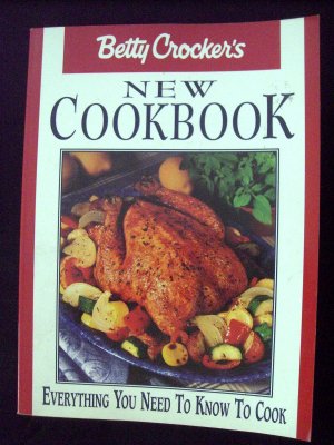 Betty Crocker's New Cookbook 8th Edition Everything You Need to Know to Cook 900 RECIPES!