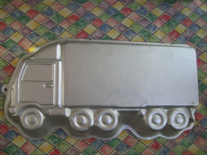 SOLD! Vintage Wilton Cake Pan "18 Wheeler" Big Truck 1986 21050018