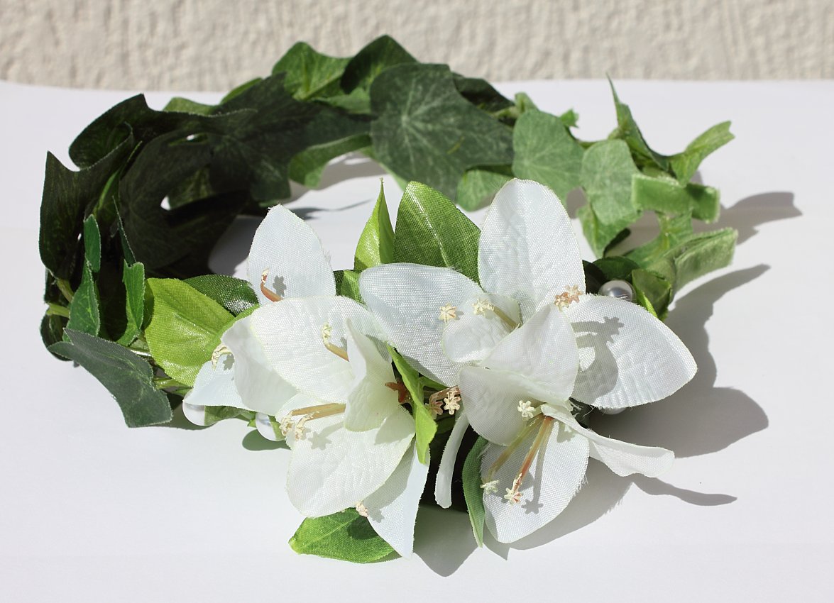 Floral wreath composed of white flowers, fabric leaves and pearls: "Summer scent"