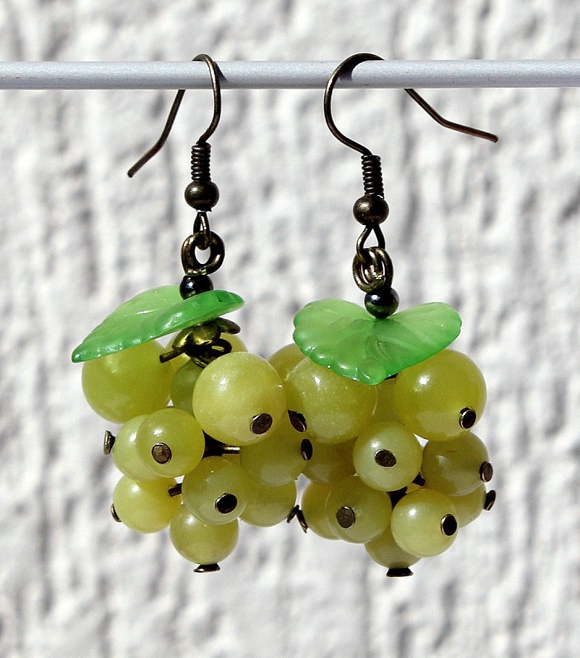 Small bunch of grape earrings in bronze with agate beads and lucite leaves: "Grapettes"