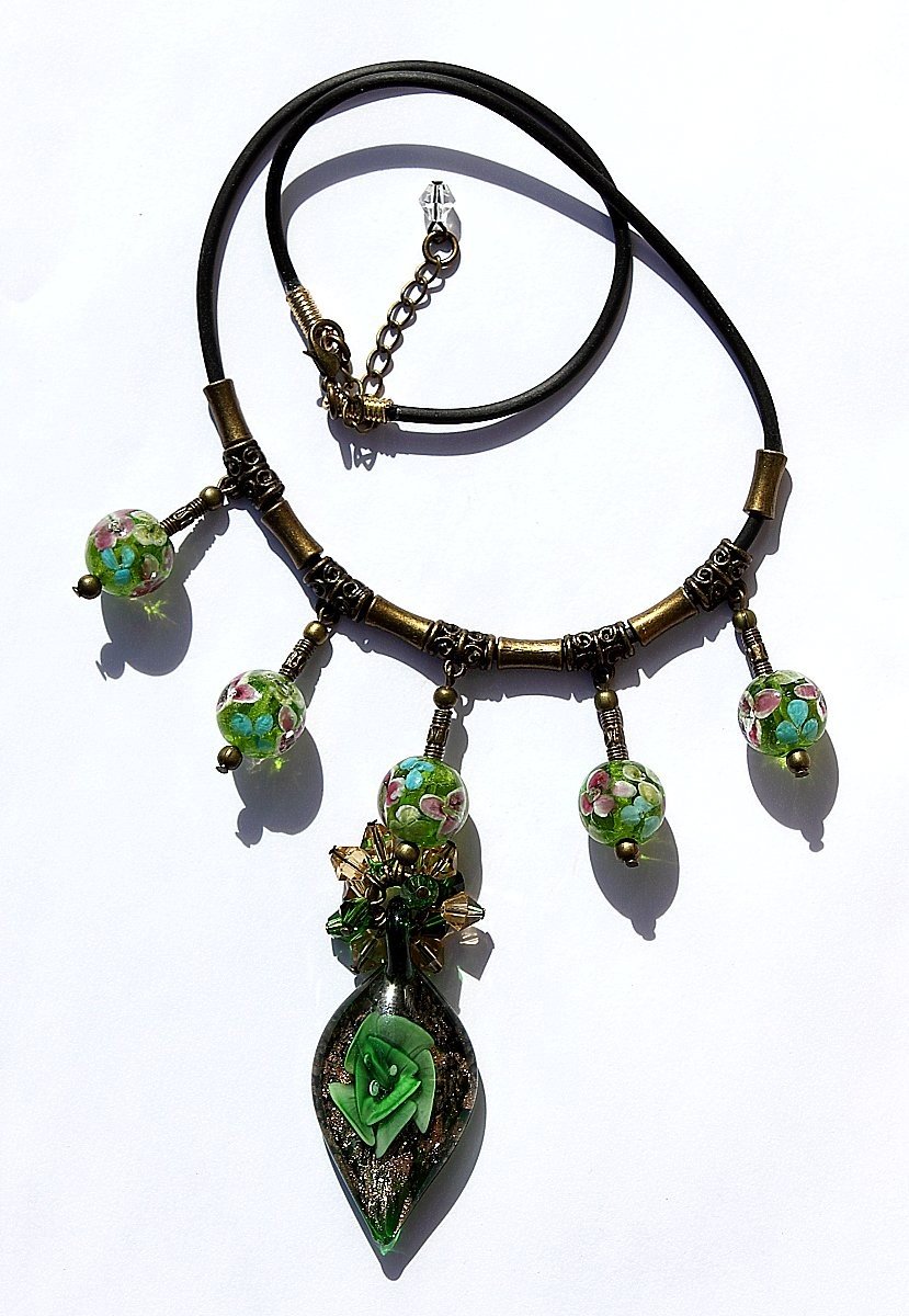 Lampwork glass bead necklace with flowers adorned with a large drop of glass "Goutte de fleurs"