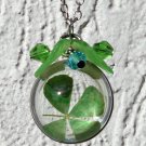 Pendant with a four-leaf clover in a glass bead these pearls and leaves: "My lucky charm"